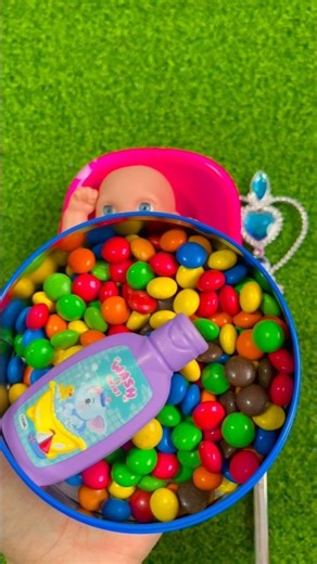 Full Candy Bath Experience With M&M’s Creating a Slow Color Transformation