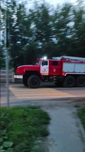 Russian fire truck URAL responding with wail siren| siren off