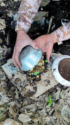 “A Massive Hoard of Gold Discovered! 😱💰”