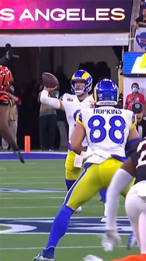 Matthew Stafford’s no-look pass is impressive