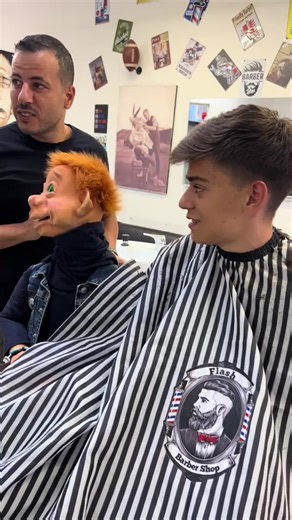 Chris e il suo taglio di capelli al Flash Barber Shop