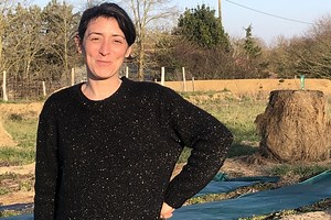 Dans cette ferme de Loire-Atlantique, Clotilde transforme les plantes aromatiques en cosmétiques