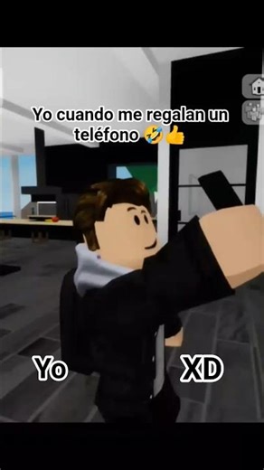 yo cuando me regalan un teléfono 🤣👍 #roblox