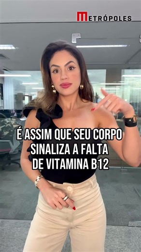 A vitamina B12 é um nutriente fundamental desde a formação dos glóbulos vermelhos até o bom funcionamento dos neurônios. A vitamina mantém os nervos funcionando e previne degeneração celular. Essa vitamina costuma ser armazenada em maior quantidade no organismo. Entretanto, em determinadas situações é possível que ocorra a deficiência dela, resultando em sintomas como cansaço, falta de memória e formigamento nas mãos e nos pés. A nutricionista Thaiz Brito cita os alimentos ricos nessa vitamina, 