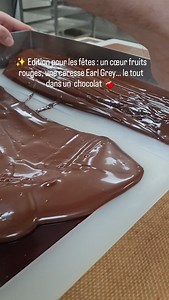 Un chocolat pensé pour les Fêtes : une pâte de fruits rouges vibrante, recouverte d’une ganache Earl Grey délicate, le tout coulé à la main. Un équilibre entre acidité, douceur et parfum — un petit bijou gourmand en édition limitée. #chocolat #chocolaterie #bonbonchocolat #patedefruits #earlgrey #ganache #chocolatartisan #artisanchocolatier #faitmain #editionlimitee #gourmandise #reelchocolate #troyesmaville #troyeslachampagne #maisoncharpot #villedetroyes #troyesaubechampagne | Chocolaterie Cha