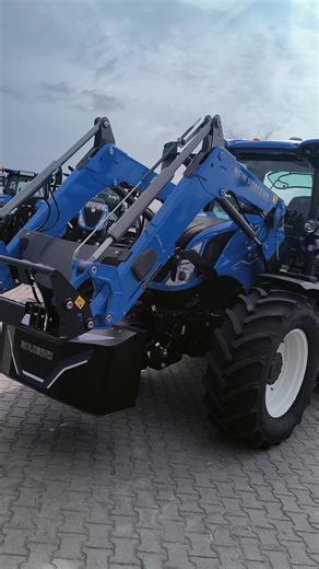 Nowy sprzęt już u klienta! 🔥🚜 Ciągnik New Holland T5.110 Dynamic Command odebrał Pan Sławomir wraz z synem 💪 Maszyna już w drodze do pracy i będzie dzielnie działać w powiecie mławskim! 🌾👌 Dziękujemy za zaufanie i życzymy bezawaryjnej pracy! 👏 #newhollandt5 #rolserwis #oporowocałodobowo