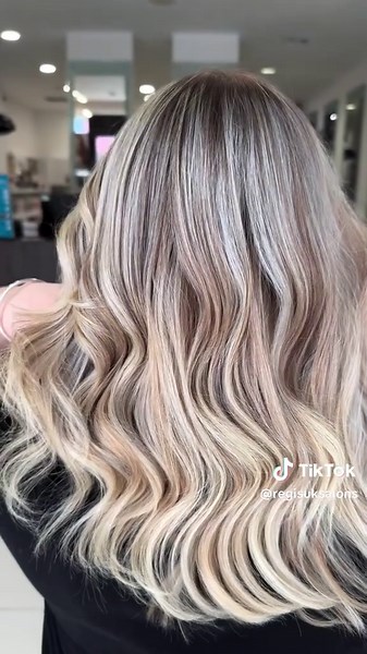 It's the summer of colour ☀️ If you haven't seen the experts for your hair colour transformation then were here to remind you to book that appointment! Whether you need a quick refresh or a full summer glow-up, our professional stylists are on hand to make your hair goals a reality. 📹 Sonila @ Regis Milton Keynes Book your appointment online via the link in our bio. Or if you are thinking of starting your colour journey, but not sure where to begin, book a free consultation. #HairColour #GlowUp