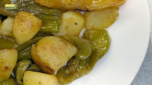 Mi piace questa ricetta per la sua semplicità. Pochi passaggi ma un profumo incredibile...e ovviamente anche tanto gusto ;-) Tutti i passaggi spiegati qui https://www.vivomangiando.it/recipe/friggitelli-e-patate-in-padella-piatto-rustico-e-saporito/ | VivoMangiando