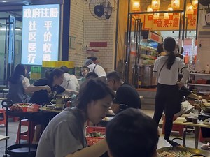 #地摊火锅 这家店好多人啊。#黔小妹贵州地摊火锅