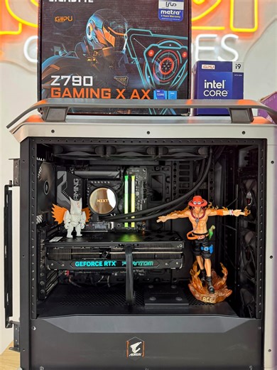 MONSTER GAMING BUILD – 🔥I9 14900K RTX 4090 🔥 جهاز يخليك TOP في كل حاجة – جيمز / جرافيك / ستريمنج. ⚡ المواصفات: Intel I9 14900K (24C / 32T) – NEW BOX GIGABYTE Z790 DDR5 GAMING X RAM 32GB DDR5 6000MHz RGB NZXT Kraken X 360 Liquid Cooler Samsung 990 Pro NVMe 1TB BOX Cooler Master COSMOS C700M (الكيس الأسطورية) RTX 4090 24GB Gainward Phoenix – NEW DeepCool 1000W 80 Gold FULL Modular 3.0 💥 جهاز يخدمك بأعلى أداء ممكن للألعاب والـ 3D والـ Editing بدون منافس. بأفضل سعر في مصر بعد القطع ضمان وكيل وباق