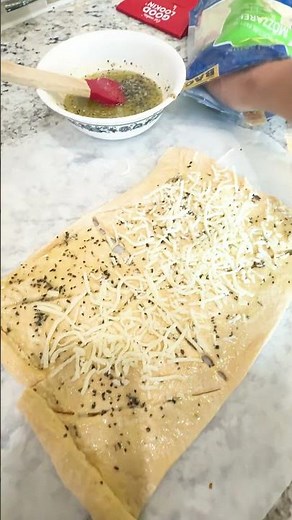 Crescent Roll Cheesy Garlic Bread | Easy Recipe Trial