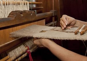 Chiara Vigo, che si definisce orgogliosamente "Maestro di Bisso", è una degli ultimi esponenti che ancora portano avanti l'antica arte del Bisso: pregiatissima seta di mare derivante dalla lavorazione della lanuggine secreta da un particolare mitile detto "Pinna Nobilis" e diffuso nel Mediterraneo. Regia: Cabiddu Gianfranco Montaggio: Porcu Martina Riprese: Melis Luca Fotografia: Melis Luca Traduzione: Pitzalis Francesca Editore: Regione Autonoma della Sardegna Produzione: Karel, Space S.p.A. Da