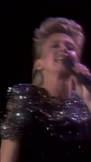 Olivia Newton-John shines on stage with “Deeper Than The Night”! 🌟 #OliviaNewtonJohn #80sMusic