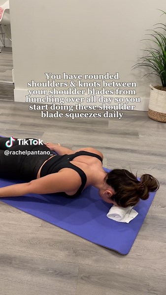 Squeeze those shoulder blades down and back! 🚣‍♀️ By engaging the muscles around the shoulder blades, such as the rhomboids and middle trap muscles, shoulder blade squeezes help to strengthen these muscles, promoting better alignment of the shoulders and upper back. This can also alleviate tension and discomfort caused by poor posture and tightness in the muscles between the shoulder blades. Want to improve your posture & manage your chronic pain? Interested in a fully custom exercise program a