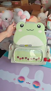 Matcha Froggy Boba Ita Backpack 🐸🧋 What can you bring in this froggy bag? Display your enamel pins and keychains in both the front compartment and the side cup displays. 🎀 Includes removable insert panel 💖 Heart hardware 📏 13" x 10" x 4" (fits 13" laptop) | Pwuffy