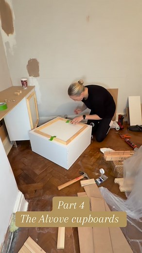 Do you think we managed to get the alcoves cupboards we wanted? This was such a difficult task with how wonky the walls are in this house BUT we did it and I can’t stop looking at them 🙌🏻✨ They certainly aren’t perfect but I am so proud of us!! Now to do the same on the other side & then we need to add a bit of wood filler & then can get painting 😍 #reno #diy #renovation #housetohome #budgetdiy #BudgetRenovation #CheapButChic #SaveMoneyRenovation #BudgetHomeDecor #SmallBudgetBigImpact #parque