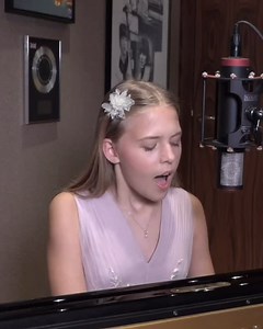 WOMEN HONORING ELVIS #51 💃 Emily Linge I want to end my “Women Honoring Elvis” series with Emily Linge’s beautiful rendition of “If I Can Dream”, dated 2020. During my research for this series I have encountered so many beautiful women honoring the one and only Elvis, some through clothing, others through singing, or dancing. Elvis is an icon, forever. * #elvispresley #presley #theking #graceland #elvis #smile #love #idol #music #iconic #vintage #style #classy #vintagefashion #kingofmusic #rock