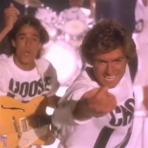 Wham!, el dúo formado por George Michael y Andrew Ridgeley en los 80, generó múltiples éxitos mundiales definidos por un pop energético y melódico. Temas icónicos como "Wake Me Up Before You Go-Go", "Last Christmas", "Careless Whisper" (atribuida a menudo a Michael) y "Freedom" consolidaron su éxito masivo antes de su separación en 1986. Tras la separación, George Michael continuó una carrera exitosa con hits como "Faith", "Father Figure", "Monkey", "One More Try" y "Freedom! '90". #wham | Buena