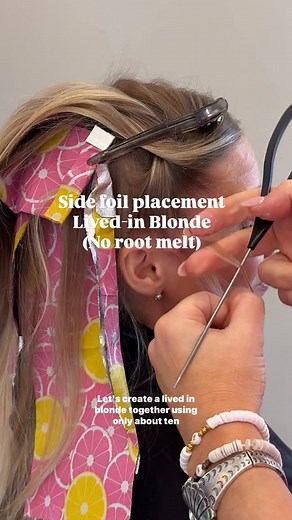 My foil placement for the sides for a bright lived-in blonde (no root melt needed) using @redkenpro Flash Lift (back of the head foil placement is posted on my page) It’s important to remember that every client’s hairline is different, so I always customize my placement (especially around the face frame) to suit their natural growth pattern and density. I almost always separate the front pieces and foil them individually so they come out even. #livedinblondespecialist #haired #foilingtechnique |