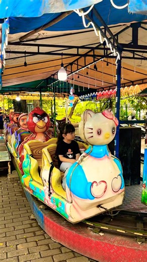 Keren odong kereta api hello kitty dan angry birds merah berputar