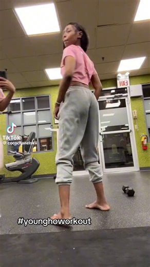 Pyt in school twerking for that nut #ebony#pyt#pytt#chicago#youngho#tiktok#twerking#thick