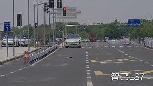 智己销量领先！LS7搭载倍适登顶级减震系统，过弯不侧倾不颠簸，舒适驾乘蔚来ES6远不能及