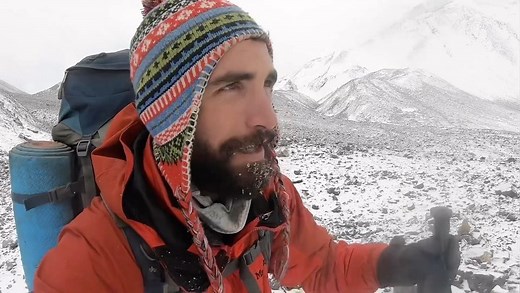 EL DOCUMENTAL DE LA EXPEDICIÓN DEL HIMALAYA... ¡YA ESTÁ AQUÍ!🥳 Nunca antes un proyecto había necesitado de tanto trabajo y cariño para ver la luz, pero finalmente, este mismo domingo se va a estrenar el primer capítulo de esta pequeña serie documental. Como sabéis, va a narrar la expedición que realizamos junto a @dani.is.gone para cruzar todo el Gran Himalaya, de punta a punta, a pie y completamente solos. De hecho, nos convertimos en los más jóvenes del mundo en realizarlo sin asistencia. Es 