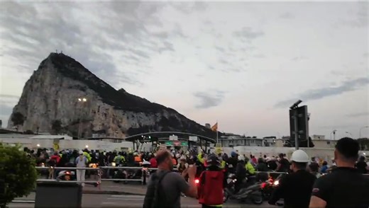 A new queuing system effected by the Spanish authorities at the frontier this morning, resulted in delays of over 45 minutes for early commuters coming into Gibraltar. As a result, the Government of Gibraltar has started reciprocal, ad hoc, scanning of non-UK citizens documentation. The Government told GBC it does so, "reluctantly". In a statement, Number Six says the recent changes implemented by the Spanish authorities at the frontier are unhelpful and have been causing problems, in particular