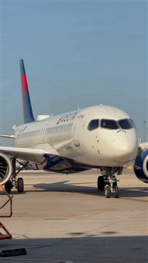 ✈️ Airbus A220-300 | Efficiency, Technology & Comfort