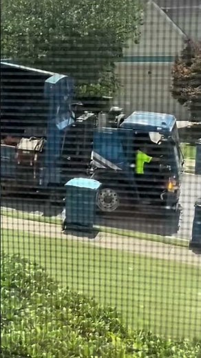 Republic Services 🗑️ Garage Truck and Recycling ♻️ Truck picks up the trash and recycle stuff