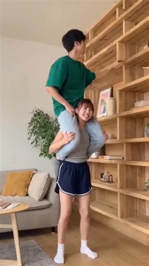 AIガールリフト on Instagram: "自宅の棚の高いところの物を取る為に、⁡ 高校生の⁡兄と妹が肩車をして取ることに。⁡ ⁡何と年下の妹が兄を肩車しているではないですか。 ⁡妹は力に自信があるのか、⁡ ⁡自慢げに話し、⁡兄も感心しています。⁡ ⁡⁡ ⁡【肩車している女性】 ・年齢：15歳 ・身長：150cm ・体重：40kg ・高校1年生の妹 【肩車されている男性】 ・年齢：17歳 ・身長：165cm ・体重：55kg ・高校生3年生の兄 ※AIがイラストより推定したスペック 「こんなリアルな人間の画像、AIだからこそですね。」 #生成ai #ai画像 #肩車 #shoulderride #兄妹 全身写真はtiktokへ→ai_girl_lift_ai"