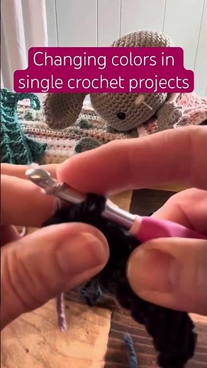 Learn to change colors quickly and easily! #singlecrochet #crochettutorial