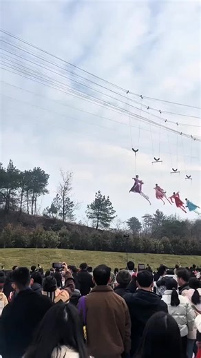 🇨🇳「優雅是唯一不會褪色的美。」 —— 奧黛麗·赫本 🇬🇧 “Elegance is the only beauty that never fades.” —— Audrey Hepburn 🇨🇳 類似案例： 🇬🇧 Similar cases: 🇨🇳 在中國的許多文化旅遊勝地，如西安或敦煌，經常可以看到這種「威亞（Wire）」技術支持的飛天表演。表演者需要經過長期訓練，才能在克服重力的恐懼時，依然保持優美的儀態。這不僅是一場視覺盛宴，更是一種文化自信的體現。路過的遊客往往會駐足良久，因為在這些「仙子」的裙擺中，他們看到了一個如夢似幻的盛世縮影，讓古老的傳說在藍天之下重煥生機。 🇬🇧 In many cultural tourism destinations in China, such as Xi'an or Dunhuang,