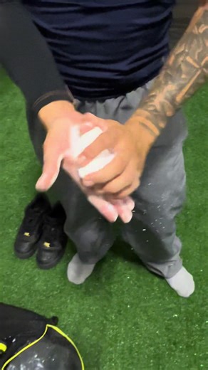 1% better everyday 🖤🔒 #pushhardergrowstronger #handstand #fypシ #viraltiktok #explorepage✨