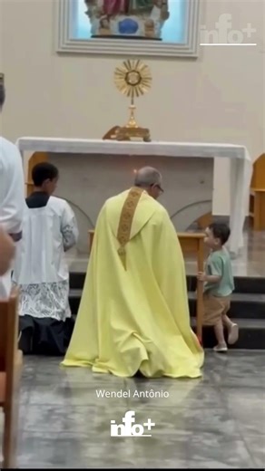 EMOCIONANTE! UM PADRE DIVIDIU SEU ESPAÇO PARA CRIANÇA SE AJOELHAR AO SEU LADO