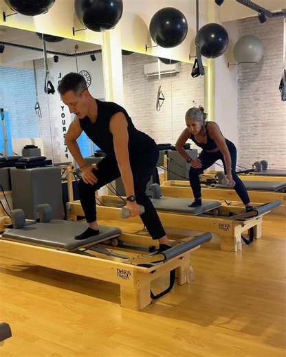 Studio Flow Pilates | 🔥 5 ejercicios con mancuernas para activar todo 🔥 Piernas, brazos y core en una misma secuencia. Sumá peso, sumá fuerza, ¡y que se note!... | Instagram