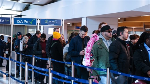 Pesadilla en aeropuertos: viajeros esperan largas horas por escasez de personal de TSA