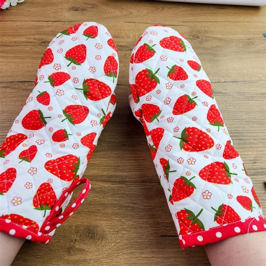 Strawberry Oven Mitt Sewing Pattern – Quilted Kitchen Glove PDF Tutorial - Etsy Canada