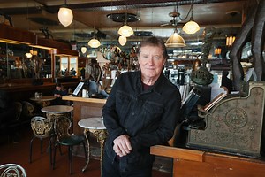 Dossier | Le père | Le plongeon d’un acteur caméléon (3 articles)