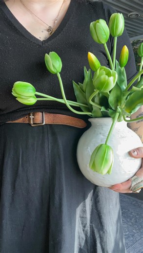 FAUXLIAGE 🪴high quality artificial plants and home decor on Instagram: "One of our most asked questions about our tulips is how many should be put in a vase??? The answer varies based on vase size/opening and how much presence you want it to have! The more tulips, the more they can be pulled down and out to create a more dramatic effect if you so desire. We’ve showcased here our most loved vases that we know many of you already have from drop-ins past to show you what we think looks like a matc