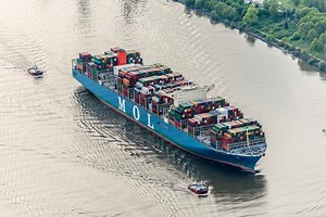 MOL Triumph Ton an Gestern Abend in Hamburg eingelaufen... und am Burchardkai festgemacht. Mit über 20000 Container (standard) eines der Größten Containerschiffe der Welt. Meeeeer schicke Bilder hier... www.luftbild.fotograf.de Herzlichst Martin Elsen | luftbild.fotograf.de