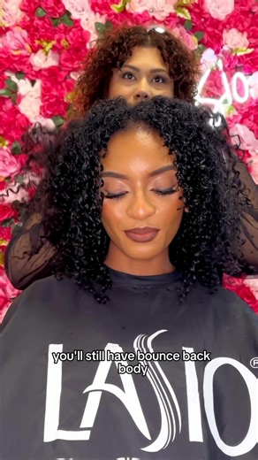 Keratin doesn’t mean flat hair, it means SMOOTH hair ❤️✨ There’s a huge difference! A keratin treatment works by smoothing and sealing the cuticle, which reduces frizz and boosts shine… but it doesn’t kill your volume or leave your hair stuck to your head. Think polished, not pin-straight. Think silky, not lifeless. Think healthy, not heavy. ❤️ If your hair normally has body, curls, or waves, keratin just makes them smoother and more manageable, not erased. Keratin = smooth, frizz-free, touchabl