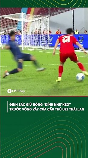 Đình Bắc giữ bóng "dính như keo" trước vòng vây của cầu thủ U22 Thái Lan 😮