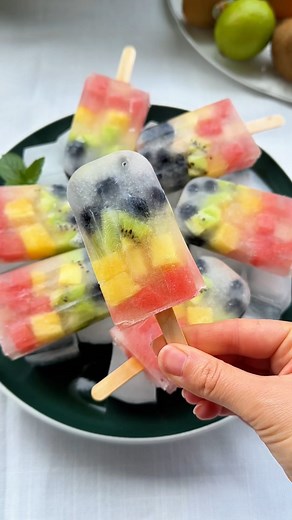 Tinka | Fruits & Snacks | Rainbow Popsicles 🌈🧊 Eat the rainbow!! ✨ This recipe is so fun and easy to make. You can use whatever fruit you like—there are so many... | Instagram