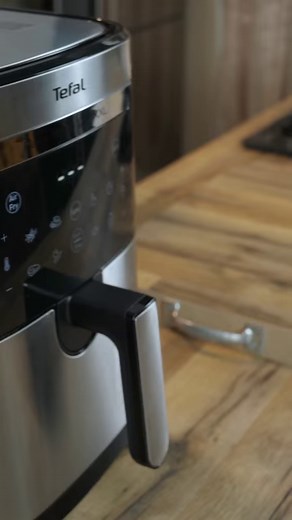 Με την Tefal Easy Fry & Grill XXL έχετε 2 συσκευές σε μία! Από τη μία η τεχνολογία φριτέζας αέρος μαγειρεύει φαγητά τραγανά και λαχταριστά με έως και 99% λιγότερα πρόσθετα λιπαρά. Δεν σταματά όμως εκεί. Η λειτουργία γκριλ μαζί με τη σχάρα από χυτό αλουμίνιο επιτυχγάνει ομοιόμορφο και ιδανικό ψήσιμο στο κρέας και όχι μόνο!🍽️🍔​ ​ #tefal #tefalgr #easyfry #easyfry&grill | Tefal