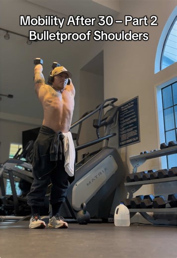 Mobility After 30 – Part 2: Bulletproof Shoulders Most people wait until their shoulders start hurting. Then they try to fix them. I did the opposite. I started committing to mobility in my late 20s — around 27. Nothing crazy. Just consistent work: • shoulder circles • hanging from a bar • prone cobras • overhead mobility work Fast forward 4 years… Now I’m 31 and those reps are compounding. Strong shoulders aren’t built in a week. They’re built from years of taking care of your joints. Start now