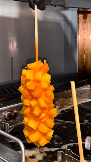 Korean style corn dogs🇰🇷 on Instagram: "✨ Si te gustan los sabores que nunca fallan, este es tu corn dog. Trozos de papa como topping… el clásico que siempre sabe increíble 😋🔥 . . . #fastfood #comidacoreana #corndogs #calirestaurantes #mochi #bubbletea #mandu"