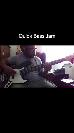Quick Funky Bass Groove on a Squier 5 String Bass