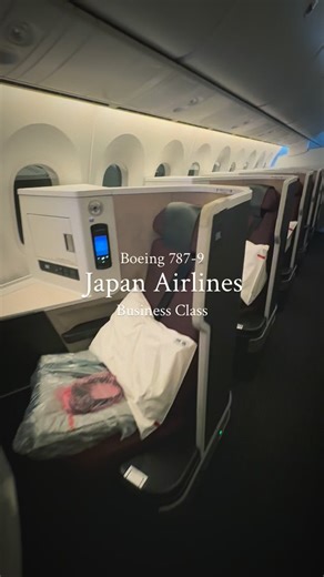 Romi ✈︎ Travel | Flights | Views | Hotels on Instagram: "東京（羽田）✈︎ バンコク ボーイング 787-9 ビジネスクラス JAL SKY SUITE Ⅲ 約7時間の空の旅✈️ 深夜発の便でしたが、フルフラットになる機材のおかげで、とっても快適に過ごすことができました🫶 座席は1-2-1列の配置💺 ひとり旅ならプライベート感のある窓側がおすすめですが、中央席は隣同士で会話がしやすいので、ペアでの旅行にもぴったりですね✈︎ 深夜便のため、お食事は着陸前の朝ごはん。 しばらく食べられなくなる和食を選択 ぐっすり眠れたのであっという間の移動の時間となりました✈️ #JAL #JapanAirlines #Boeing787 #BusinessClass #マイル旅"