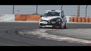 🇬🇧 Did you miss seeing the Clio Cup France cars at Circuit de Lédenon? We did! 🇫🇷 Quoi de plus beau que des #ClioCupFR sous le soleil du Circuit de Ledénon ? | Renault Clio Series
